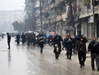 Συρία: Ξεκίνησε και πάλι η επιχείρηση εκκένωσης τεσσάρων πολιορκημένων περιοχών μετά το μακελειό του Σαββάτου